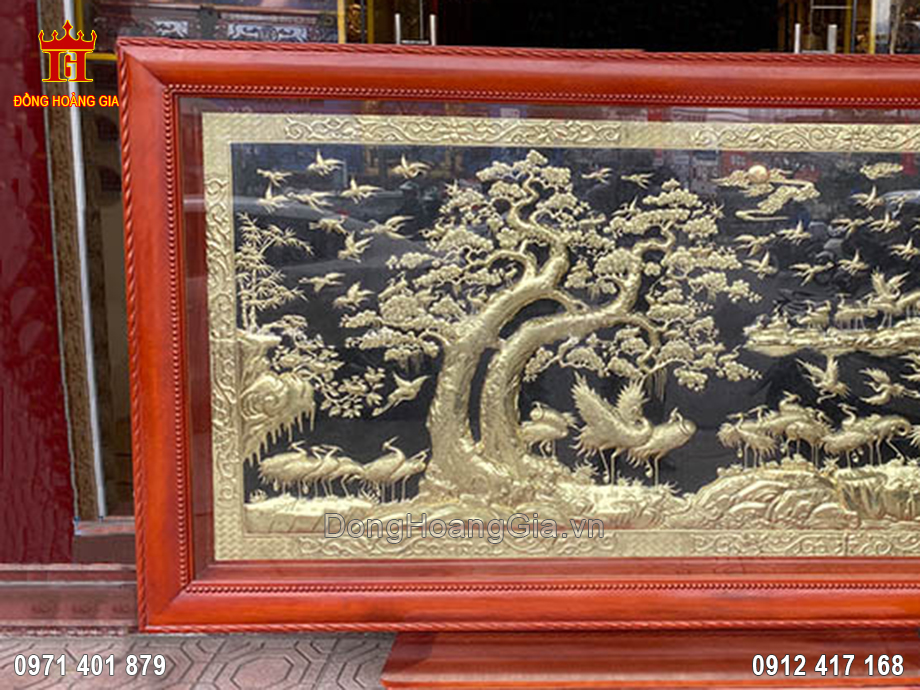 Họa tiết hạt cườm trên khung gỗ hương được chạm khắc vô cùng đẹp và sắc nét
